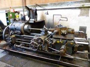 Manual lathe